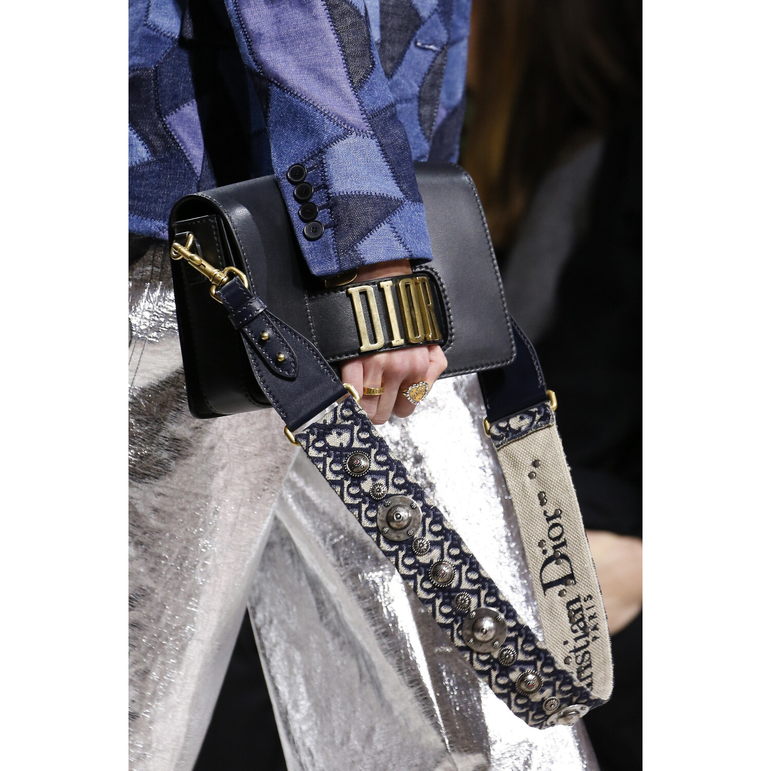 Фото Details Christian Dior , Details Dior Fall 2018 Ready-to-Wear , Детали показа Кристиан Диор , Детали показа Диор осень зима 2018 , Fashion show , неделя моды в Париже , PFW , Мария Грация Кьюри , MainstylesDetails Christian Dior Fall 2018 Mainstyles_70